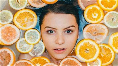 لبشرة صحية.. اعتمدي فيتامين سي في روتينك اليومي