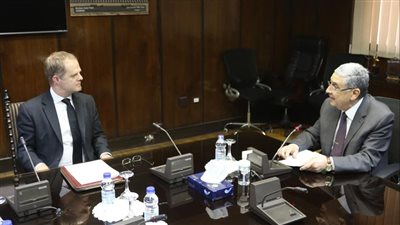 وزير الكهرباء والطاقة المتجددة يستقبل  سفير بريطانيا بالقاهرة