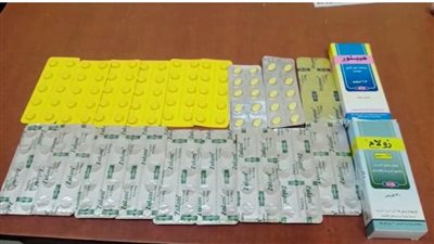 الداخلية:  ضبط ثلاثة أشخاص بتهمة تهريب مبالغ مالية وعقاقير طبية مخدرة 