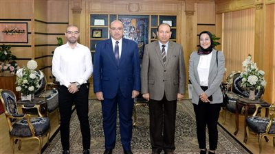 رئيس جامعة المنصورة يهنىء الطالب المثالي والطالبة المثالية  