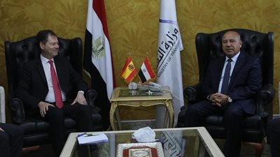 وزير النقل يبحث مع السفير الإسباني بالقاهرة تدعيم التعاون المشترك 