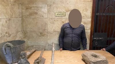 بحوزته قطعة حجرية.. 