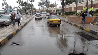 محافظ الإسكندرية يشدد على رؤساء الأحياء بالتواجد في الشوارع لإزالة آثار الامطار 