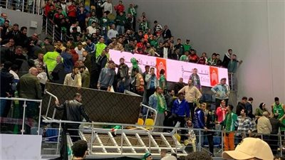 لحظة سقوط مدرج صالة حسن مصطفى خلال مباراة سلة الاتحاد السكندري والأهلي