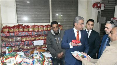 محافظ الفيوم يتابع سير العمل ويطمئن على توافر السلع بفرع الشركة المصرية  