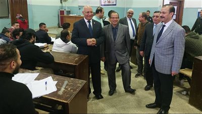 رئيس جامعة بنها يتفقد سير الامتحانات بكلية الحقوق