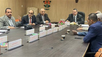 اجتماع وحدة التنمية المستدامة بجامعة أسوان لتطبيق الخطة البحثية لتحقيق التنمية المستدامة  