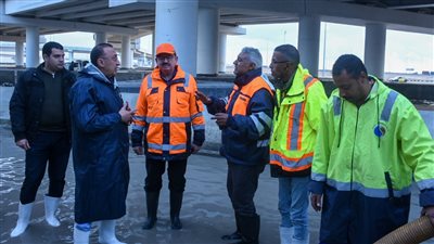 محافظ الإسكندرية يتابع سيولة الحركة المرورية والانتهاء من تصريف مياه الأمطار 