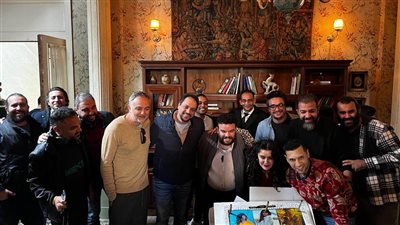 أسرة البطة الصفرا تحتفل  بعيد ميلاد غادة عادل اول ايام تصوير الفيلم