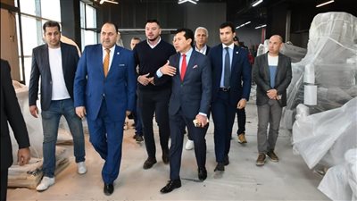 وزير الشباب والرياضة يتفقد فرع النادي بشيراتون
