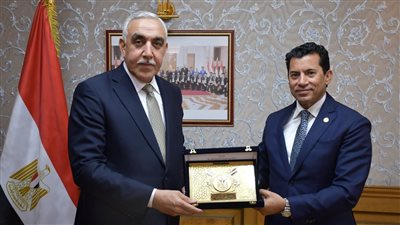 وزير الشباب والرياضة يلتقي سفير العراق بمصر ويتسلم دعوة حضور خليجي 25 