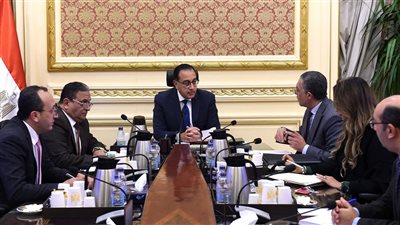 رئيس الوزراء يتابع مع وزير التموين موقف توافر السلع في الأسواق