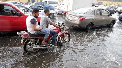 محافظ الجيزة: نعمل علي حل  للسيطرة على تجمعات المياه وأمطار غزيرة تضرب الجيزة اليوم