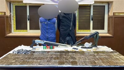 الداخلية: ضبط شخصين بحوزتهم كمية من المواد المخدرة وأسلحة نارية وذخائر