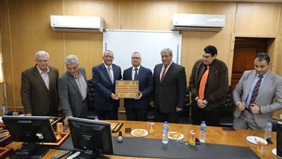 وحدة التعليم الطبي التكاملي بطب الأزهر تكرم منسقي الفصول والمقررات الدراسية  