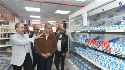 محافظ الفيوم يتفقد فرع الشركة المصرية للتأكد من توافر السلع بأسعار مخفضة  