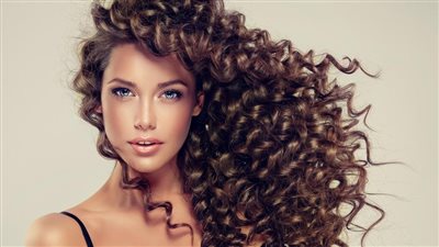 نصائح للحفاظ على الشعر الكيرلي خلال فصل الشتاء