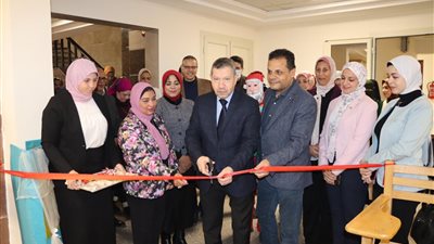 رئيس جامعة مطروح يفتتح معرض الوسائل التعليمية لطالبات التربية للطفولة المبكرة  