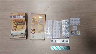 الداخلية: ضبط شخص بتهريب مبالغ مالية من العملات الأجنبية وأقراص مخدرة