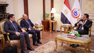 وزير الصحة يبحث مع رئيس قطاع الرعاية الصحية بمجموعة القمرا القطرية سبل التعاون