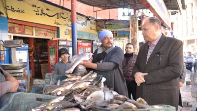 محافظ أسيوط يتفقد الجمعيات الأستهلاكية ومعارض بيع السلع  