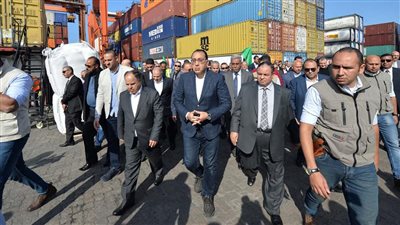 رئيس الوزراء يتابع إجراءات الإفراج الجمركي عن السلع والبضائع بميناء الإسكندرية