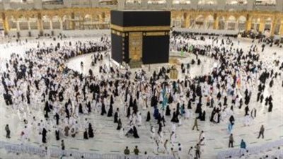 شؤون الحرمين تُوزّع المظلات على المعتمرين والزوار والعاملين بالمسجد الحرام