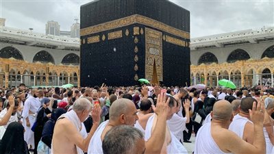 بالصور.. لحظة هطول الأمطار الخفيفة على الحرم المكي