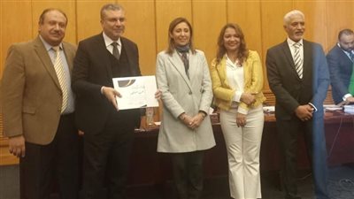 وزيرة الثقافة ورئيسة أكاديمية الفنون يكرمان د. عمرو الليثى على هامش احتفال خريجي الدراسات العليا