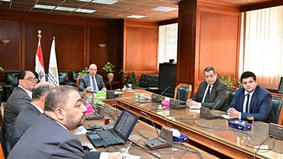 الدكتور سويلم يتابع موقف مشروعات تأهيل وصيانة المنشآت المائية الكبرى