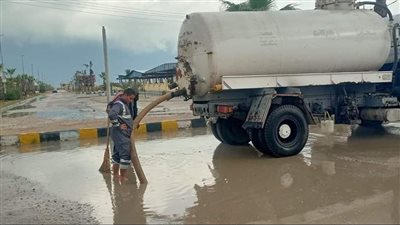بالصور.. التعامل الفوري لشفط وكسح تجمعات مياه الامطار بمدينة جمصة بالدقهلية 