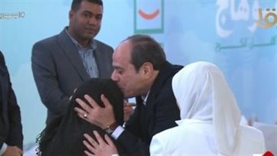 الرئيس السيسي يتناول الإفطار مع أهالى قرية أم دومة بسوهاج