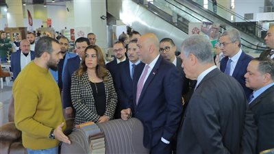 محافظ دمياط ورئيس جهاز تنمية المشروعات يتفقدان معرض الأثاث 