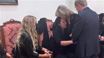 بالصور.. شاهد لحظة إنهيار والدة وديع جورج وسوف 