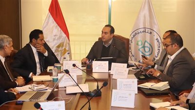 رئيس الرعاية الصحية يعقد اجتماعًا لمناقشة تطورات نظام إدارة الموارد البشرية إلكترونيًا HRIS