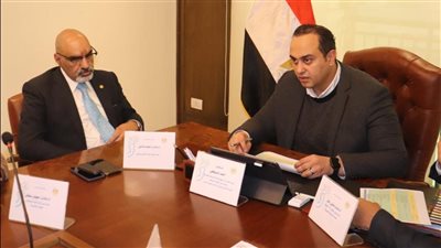 رئيس هيئة الرعاية الصحية يعقد اجتماعًا مع 