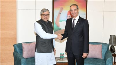 وزير الاتصالات يبحث مع الوزير الفيدرالى للاتصالات الهندي سبل التعاون