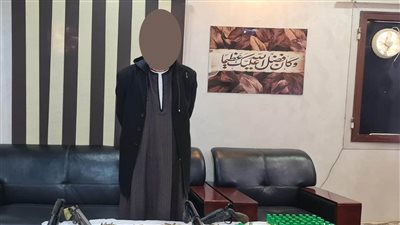الداخلية: كشف ملابسات فيديو لأحد الأشخاص وبحوزته أسلحة نارية وذخائر