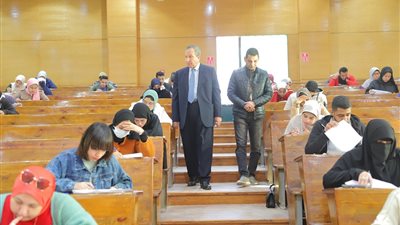 رئيس جامعة السويس يواصل متابعته لإختبارات الفصل الدراسي الأول