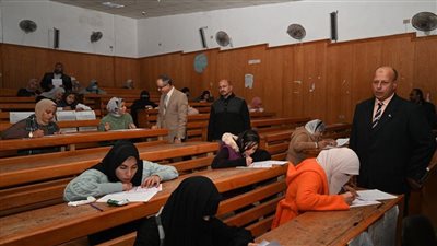 جامعة الفيوم: عميد كلية الآداب يتابع سير امتحانات الفصل الدراسي الأول بالكلية 