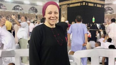 صورة مثيرة لنهاد أبو القمصان أمام الكعبة.. ورد صادم من الأزهر