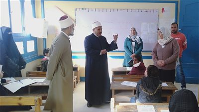 رئيس المنطقة الأزهرية بالسويس يتفقد إمتحانات الإبتدائية والإعدادية
