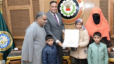 محافظ الدقهلية يكرم التلميذة  التي عثرت على مبلغ 100 الف جنيه 