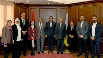 محافظ الأسكندرية يكلف رؤساء الأحياء ومديري المديريات بتشجيع وتكريم الكوادر المتميزة 