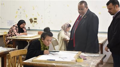 رئيس جامعة الأقصر يطمئن على سير الامتحانات بلجان الكليات