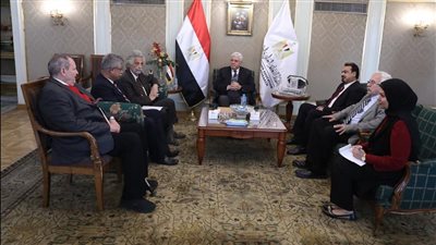 وزير التعليم العالي يلتقي نقيب الأطباء لبحث آليات التعاون المشترك 