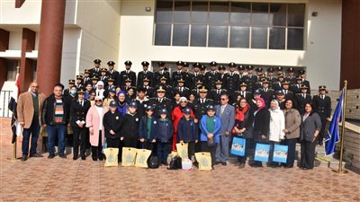 تزامناً مع احتفالات عيد الشرطة.. زيارة وفد من طلبة كلية الشرطة لإحدى المدارس