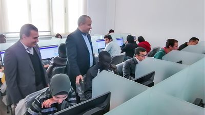 رئيس جامعة السويس يتفقد الإختبارات الإلكترونية بالجامعة