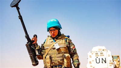 الشرطة النسائية المصرية بمالي تفكك عبوات ناسفة في مهمة شديدة الخطورة (صور)