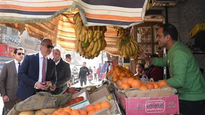 محافظ الفيوم يتفقد الأسواق والمحال التجارية بالأحياء للاطمئنان على استقرار الأسعار 